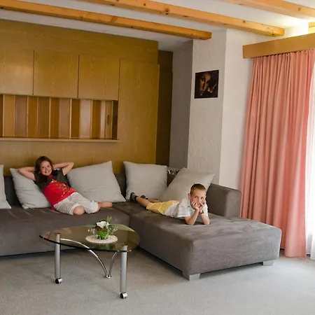 Haus Che D'mot Apartment